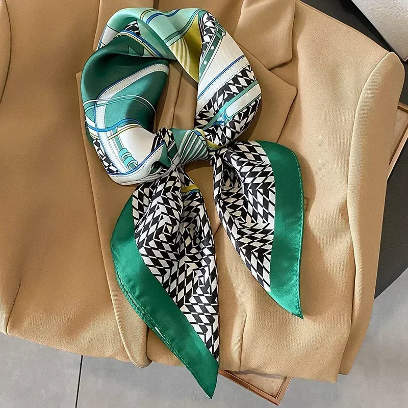 Foulard en soie avec des motifs chic