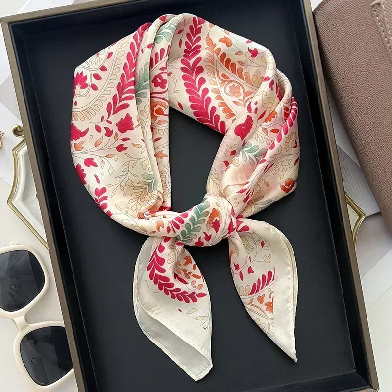 Foulard en soie avec des motifs chic