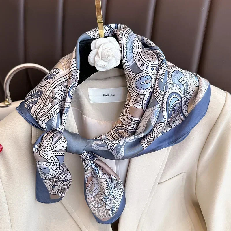 Foulard en soie avec des motifs chic