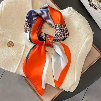 Foulard en soie avec des motifs chic