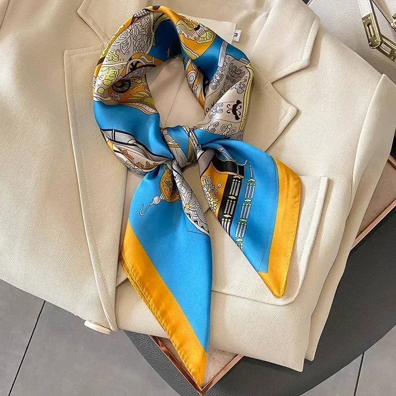 Foulard en soie avec des motifs chic