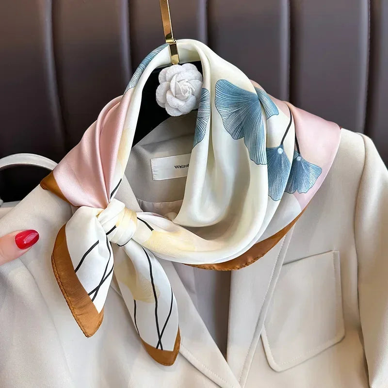 Foulard en soie avec des motifs chic