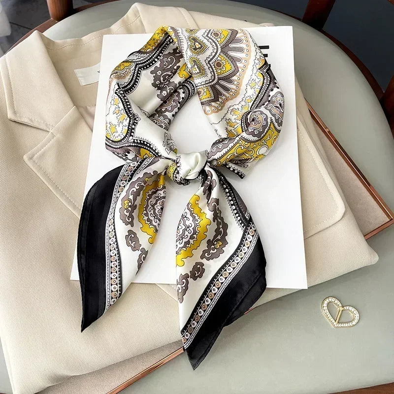 Foulard en soie avec des motifs chic