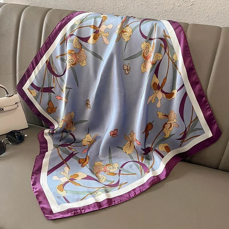 Foulard en soie avec des motifs chic