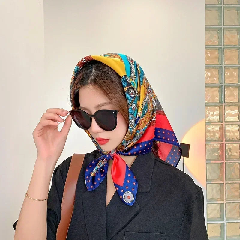 Foulard en soie avec des motifs chic