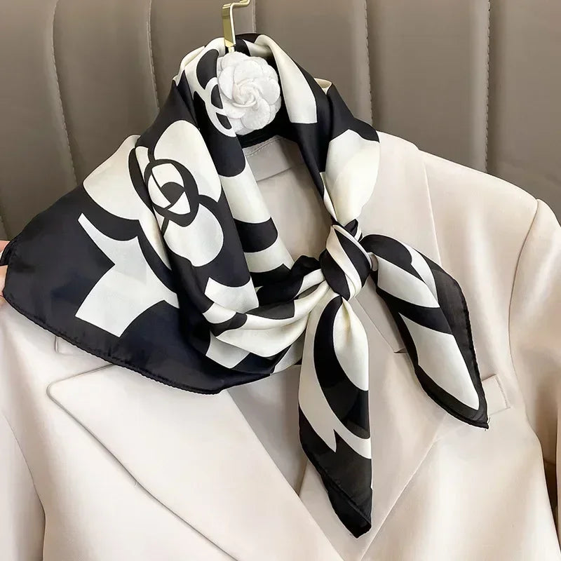 Foulard en soie avec des motifs chic